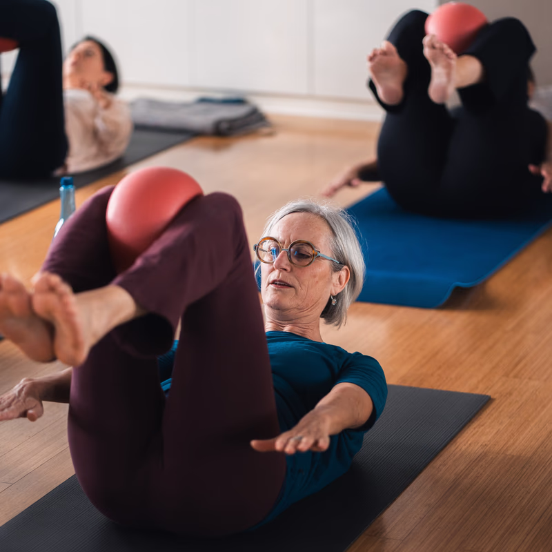 femme exercise abdos avec balle